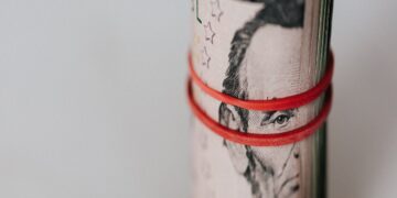 Comprensión de la Influencia de las Tasas de Interés en el Endeudamiento y el Ahorro