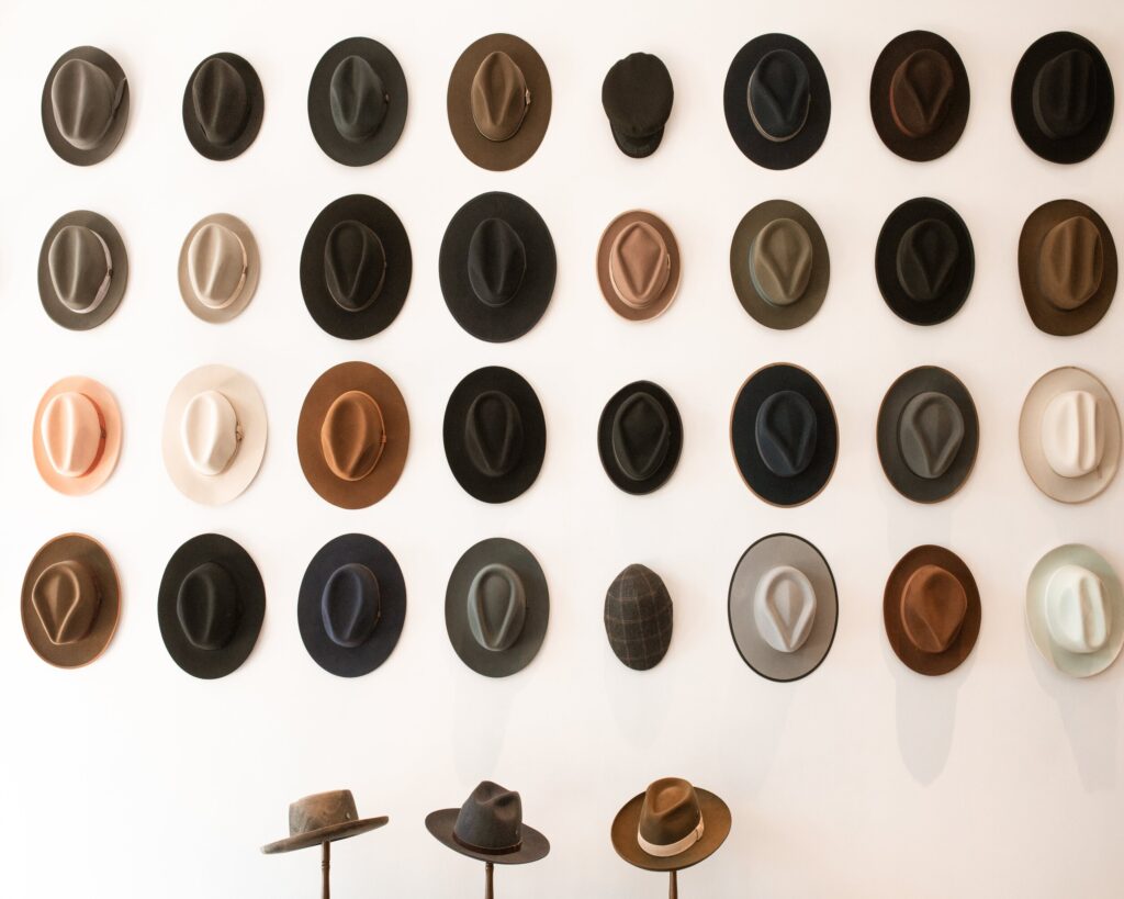 Estilos de Sombreros a Través de las Épocas: Los Gorros Siempre Cambiantes de la Moda